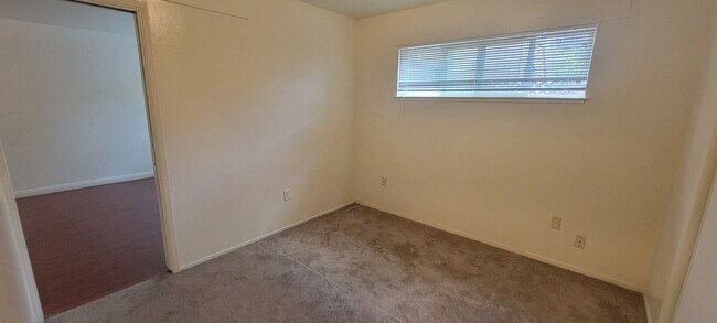 Building Photo - This is a great 1-bdr right in the heart o...