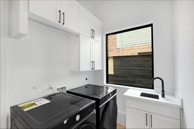 Building Photo - 6618 Schiller St