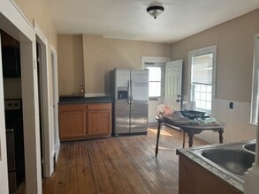 Building Photo - Three- Four Bedroom Home - Heat included!