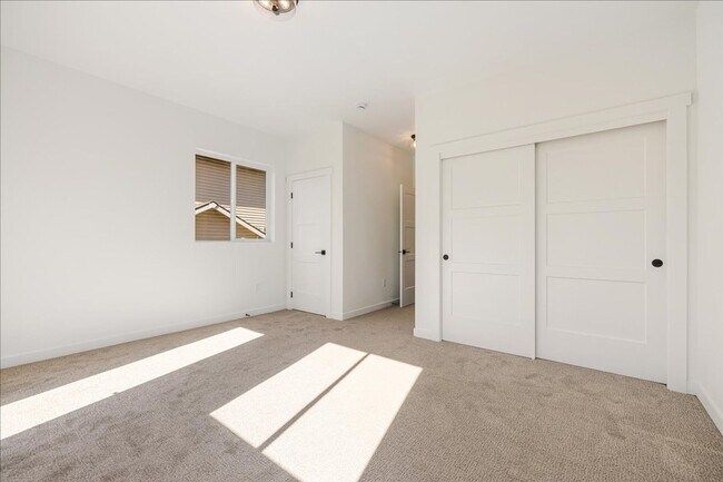 Building Photo - Stunning New Townhome in Gresham - 2 Months Free!