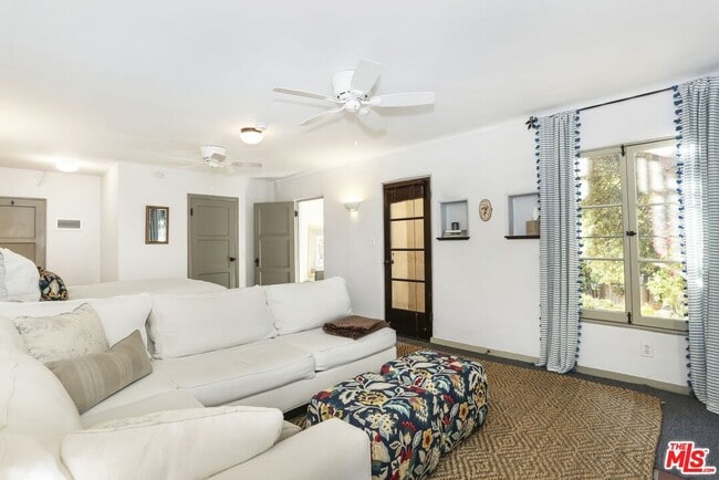 Building Photo - 2071 Escarpa Dr