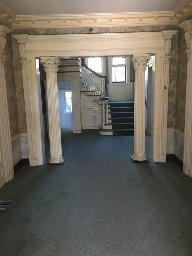 Common Foyer - 2480 Van Buren Ave