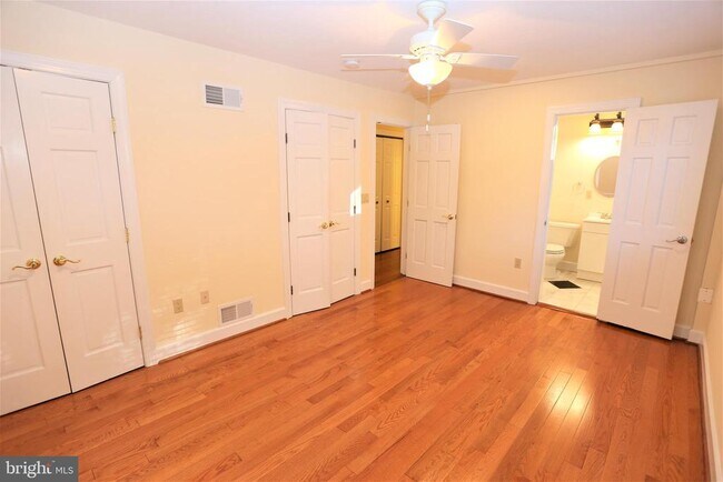 Building Photo - 9705 Fernwood Rd