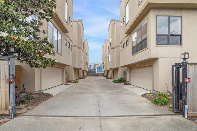 Building Photo - 3 Bed Home for Rent in Greater Heights 77008 | 2-Car Garage + Private Backyard