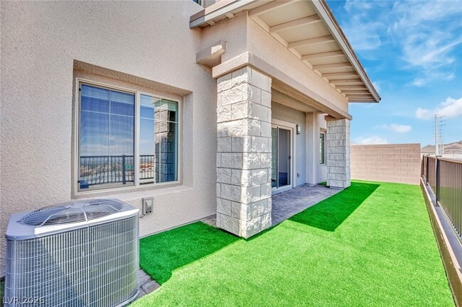 Building Photo - 600 N Carriage Hill Dr