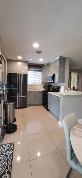 Building Photo - 7636 Miramar Pkwy