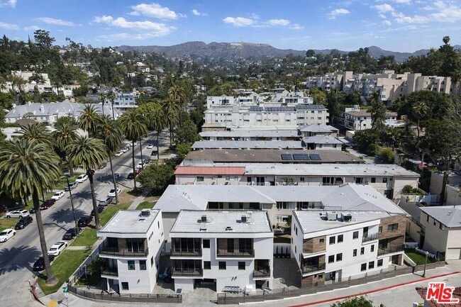 Building Photo - 2120 Beachwood Dr