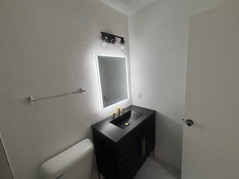 Building Photo - 906 N Church Ave