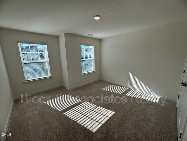 Building Photo - 37 Bluebell St