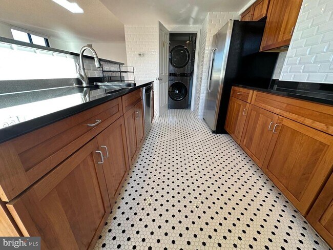 Building Photo - 1220 N Fillmore St