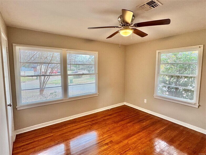 Building Photo - 3346 Vermont Dr