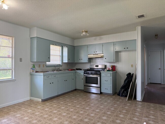 Building Photo - 7910 Mustang Dr