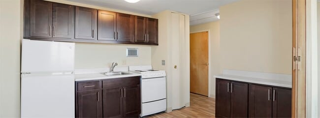 Building Photo - 1055 Adams Cir