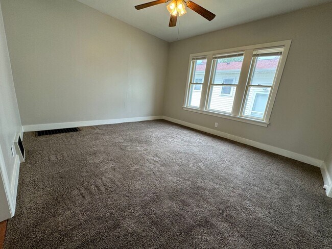 Building Photo - Newly updated 3 bd single fam house ( NO VOUCHERS)