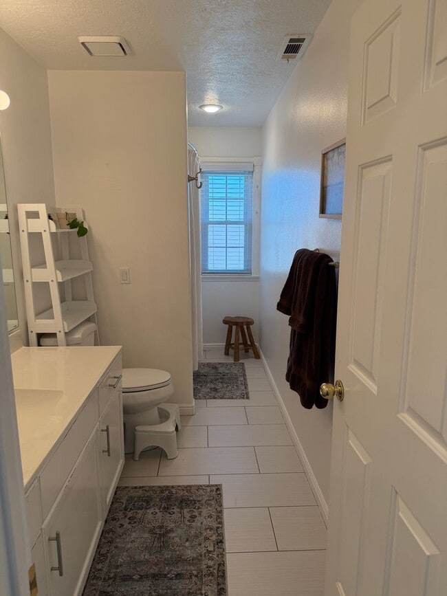 Building Photo - Beautiful 4 bedroom, 3 bathroom Home with a pool!!