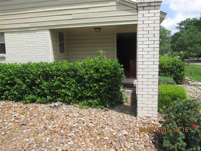 Building Photo - 10834 Sugar Hill Dr