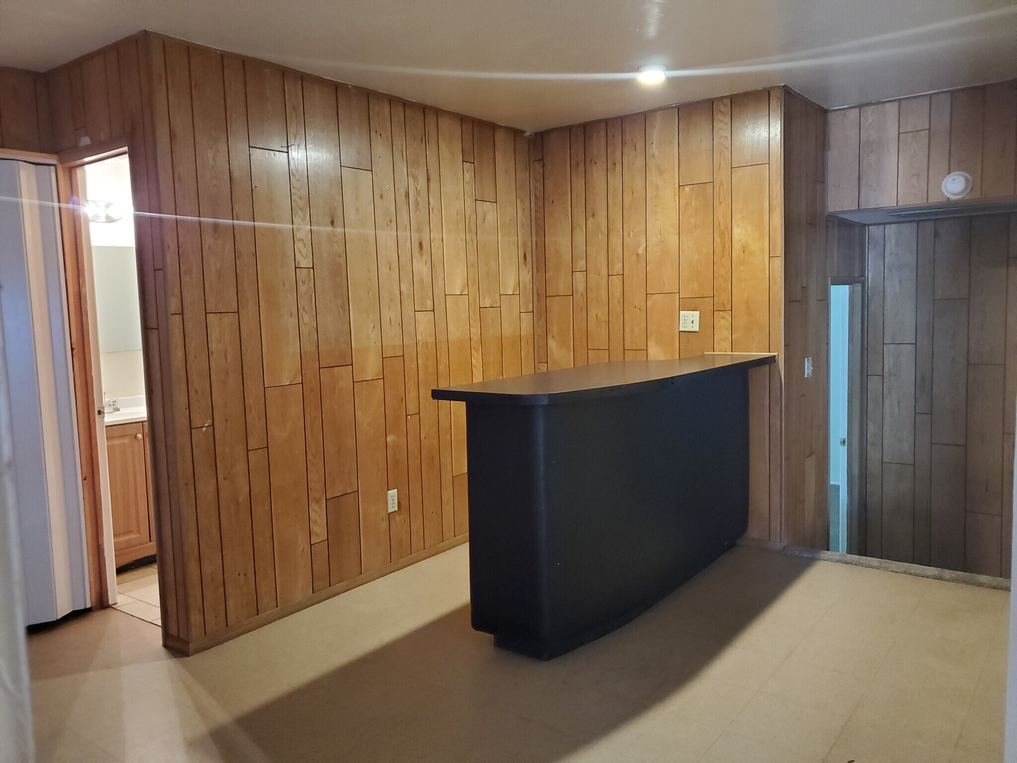 Bonus Room with an island - 1141 E Elm St