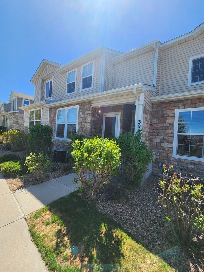 Building Photo - Beautiful Townhome