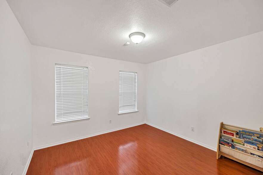 Building Photo - 719 Peach St