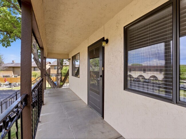 Building Photo - Remodeled 2 Bedroom, 1 Bathroom Apartment- Close to shopping!