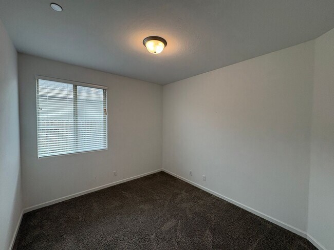 Building Photo - NW Visalia Home For Rent! Close to sports park & shopping centers!