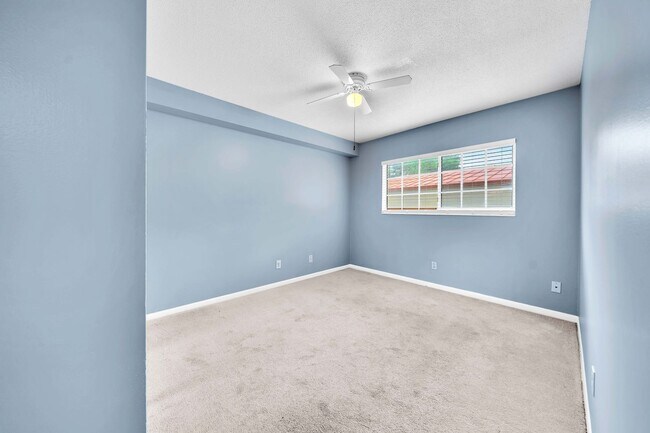 Building Photo - 2100 W Beach Dr