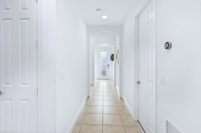 Building Photo - 2590 Bella Vista Cir