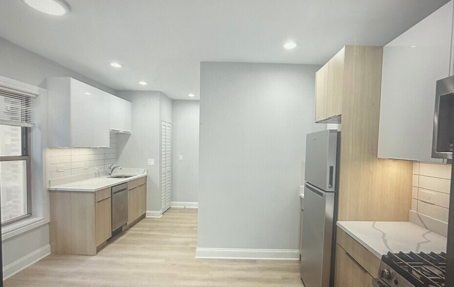 Building Photo - 1633 W Chase Ave