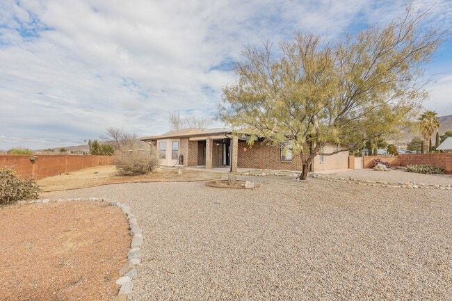 Building Photo - Charming 3 Bedroom 2 Bathroom - Spacious & Fenced Backyard