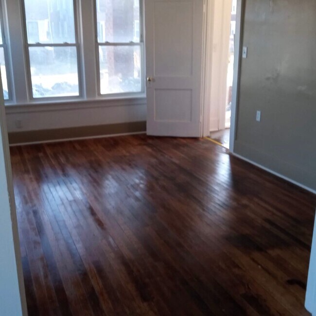 Building Photo - 1928 Gladstone St