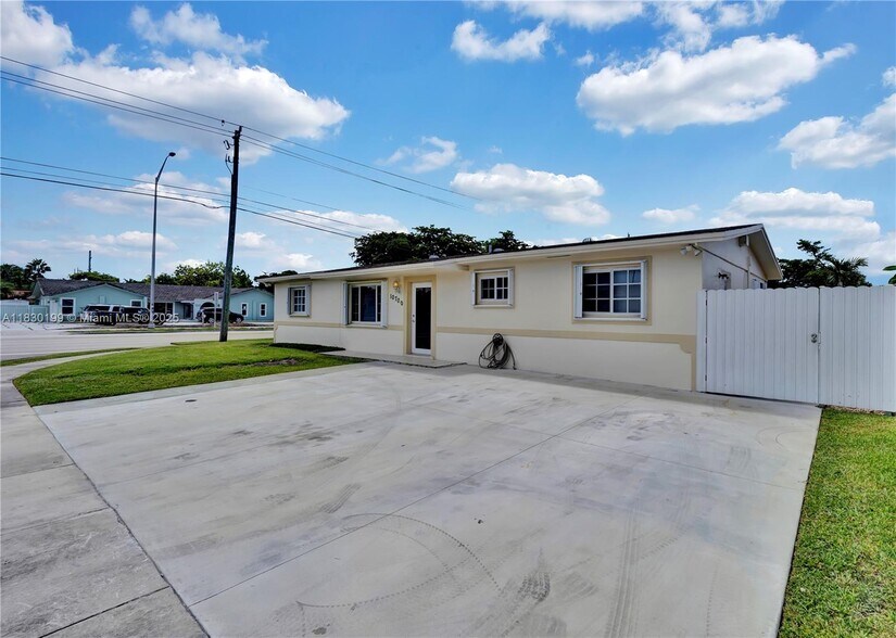 Primary Photo - 10700 SW 63rd St