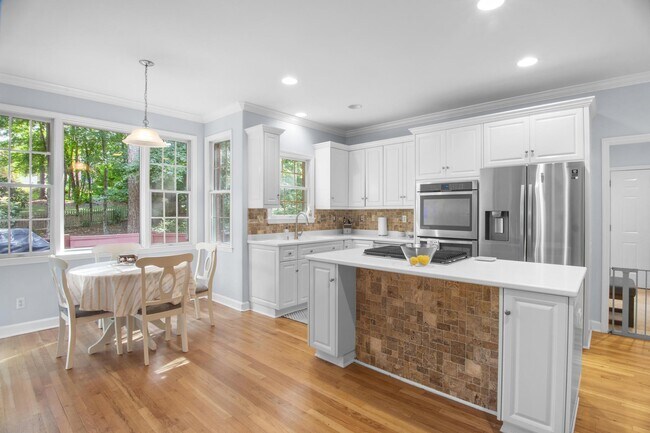 Building Photo - 126 Hemlock Dr