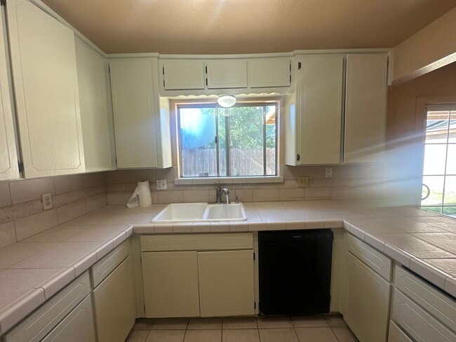 Building Photo - 560 Clover Dr