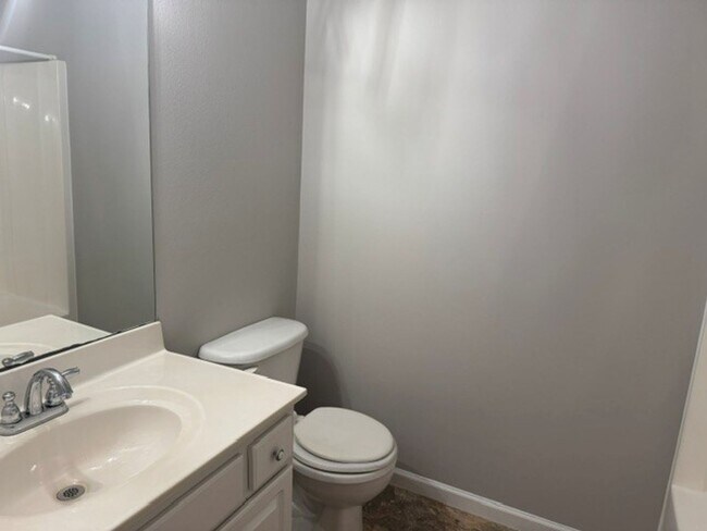 Building Photo - freshly paint 3 bed 2 bath townhome