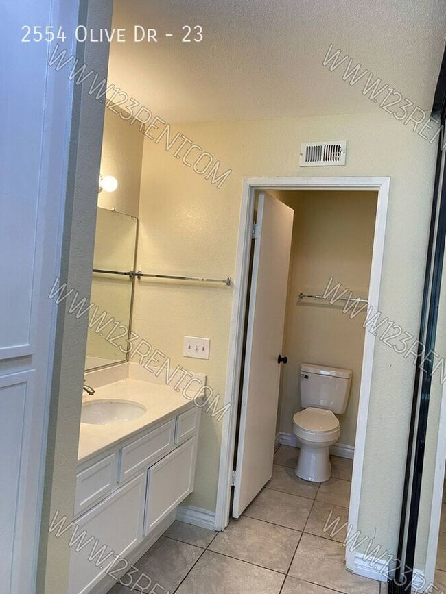 Building Photo - 2554 Olive Dr