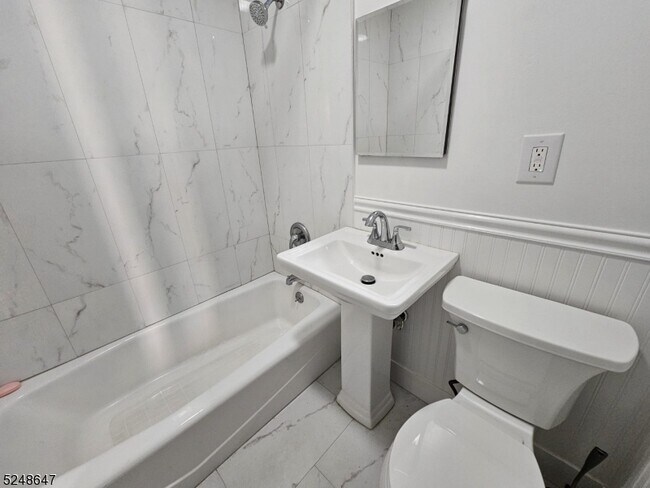 Building Photo - 916 Broadway