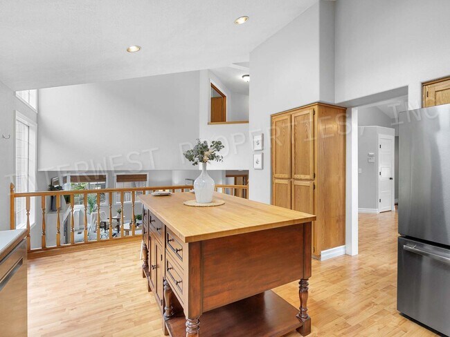 Building Photo - 4+ Bedroom Tigard Home With a Beautiful Vi...