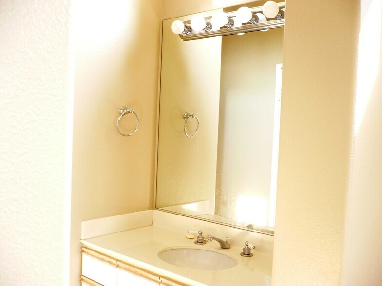 Building Photo - 1032 S Country Glen Way