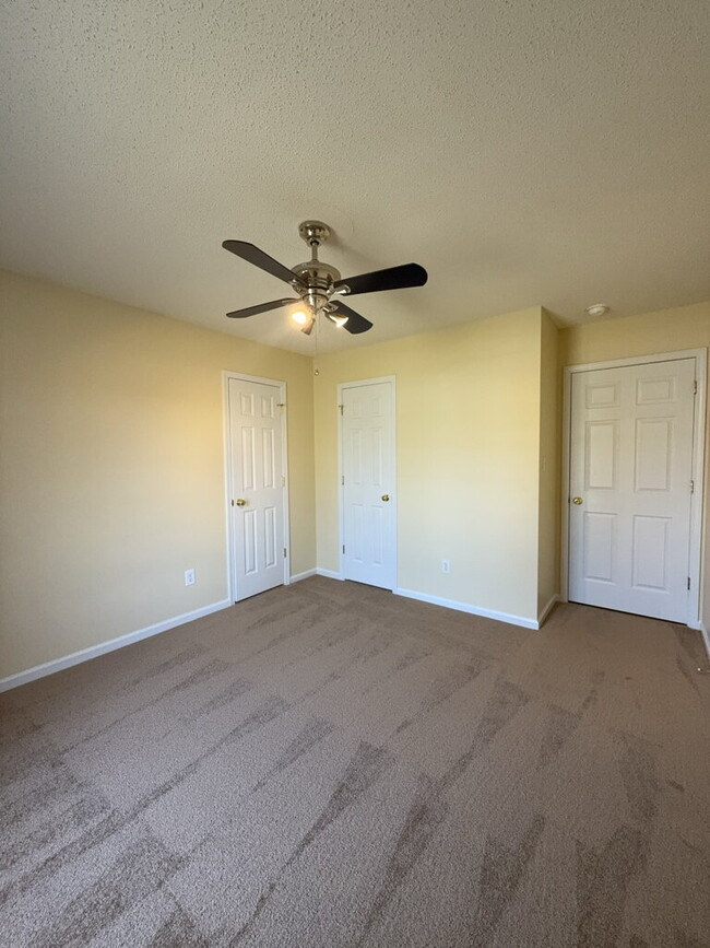 Building Photo - Three Bedroom Two and Half Full Bathroom R...