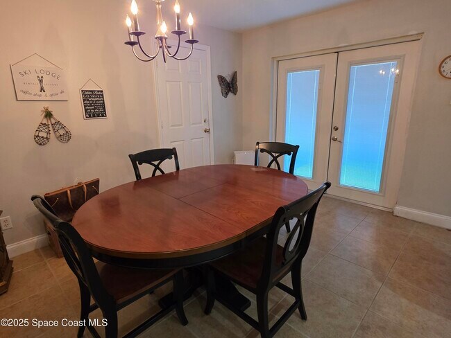 Building Photo - 1585 Par Ct