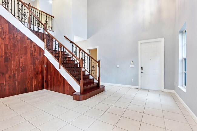 Building Photo - 1904 Flower Dr