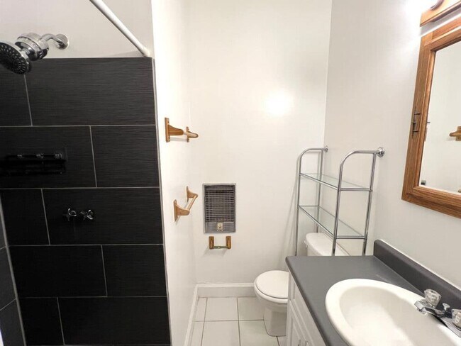 Building Photo - August 2026 Pre-Lease! One Bedroom on the Hill