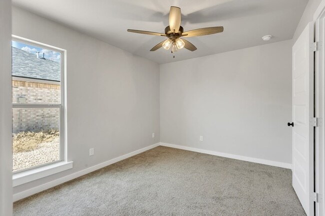 Building Photo - 460 Staghorn Dr