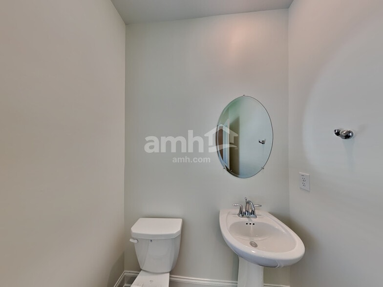 Building Photo - 3830 Chivalry Dr