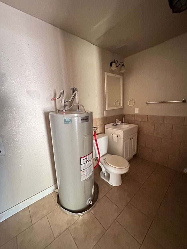 Building Photo - 2 BEDROOM 1 BATH HOUSE ALL ELECTRIC CENTRAL HEAT & AIR HAS STACK WASHER/DRYER CONNECTION.