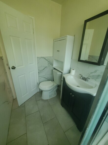 Building Photo - 13527 Burbank Blvd