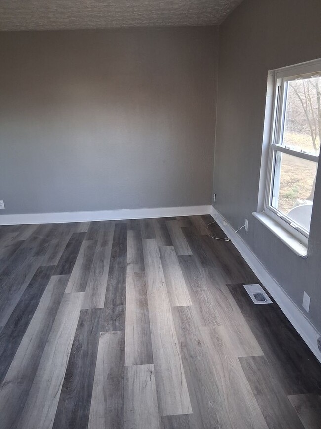 Building Photo - 2 bedroom 1 bath house for rent close to WPAFB, downtown Fairborn
