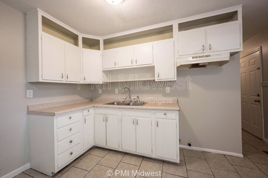 Building Photo - 5925 Sunwood Dr