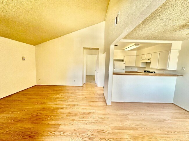 Building Photo - 1190 S Winery Ave