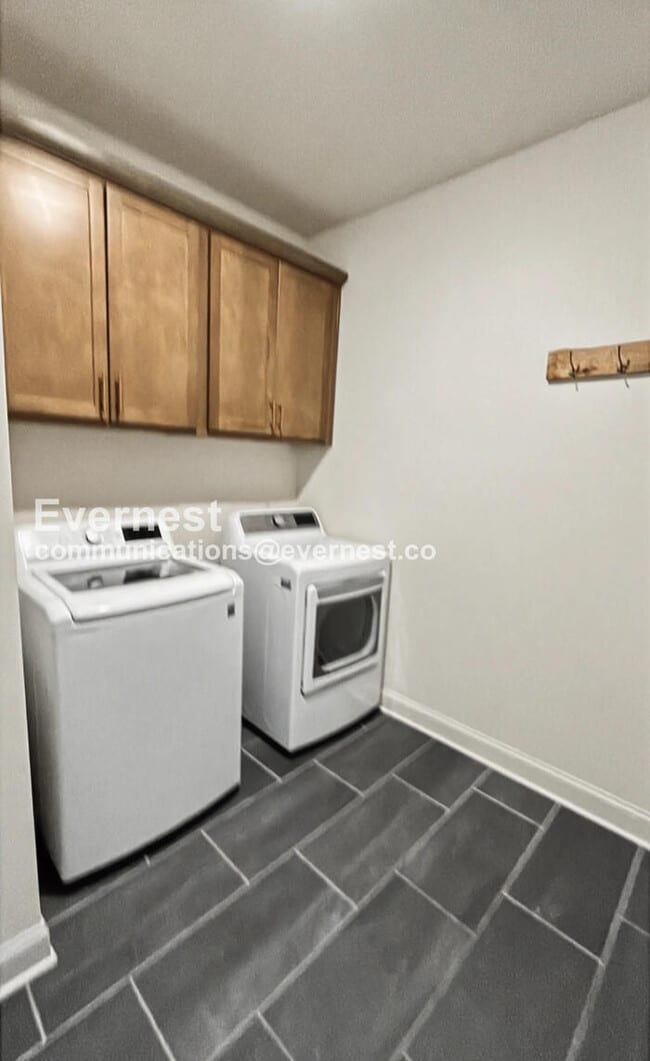 Building Photo - 3 Bed/2 Bath Home with Garage / Pet-Friendly / Available Now!